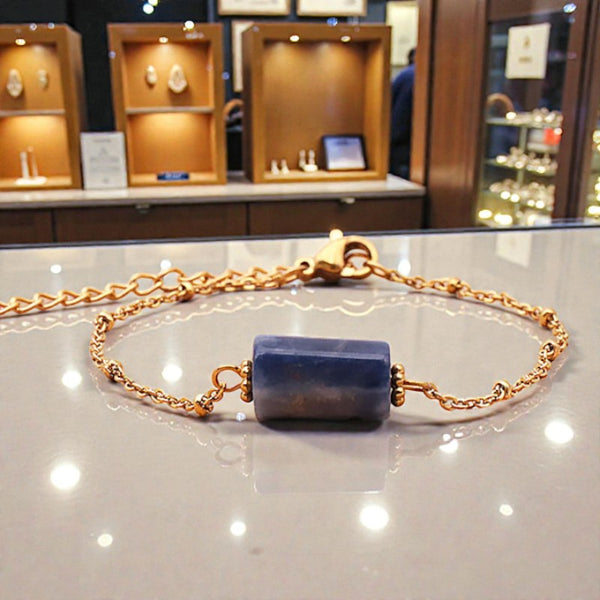Bracelet Sodalite LINE® en pierre bleue tube facettée sur chaîne dorée
