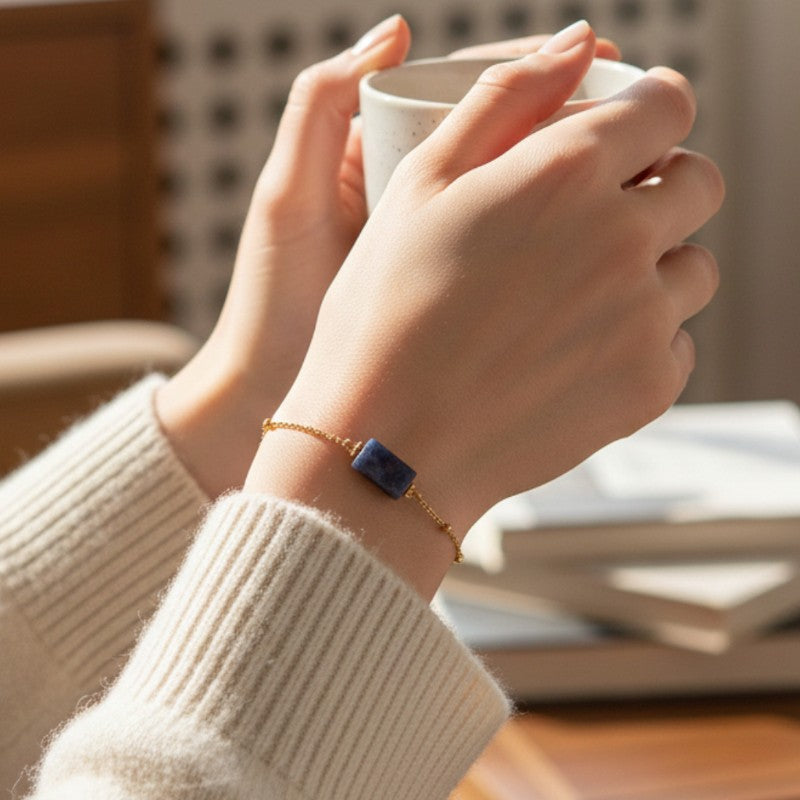 Bracelet Sodalite LINE® porté au poignet avec pierre bleue naturelle