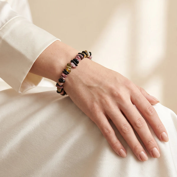 Bracelet tourmaline multicolore porté au poignet d'une femme, bijou en pierre naturelle