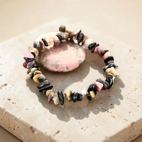 Bracelet tourmaline multicolore en pépites noires, roses et vertes avec sa pierre roulée, idée de cadeau