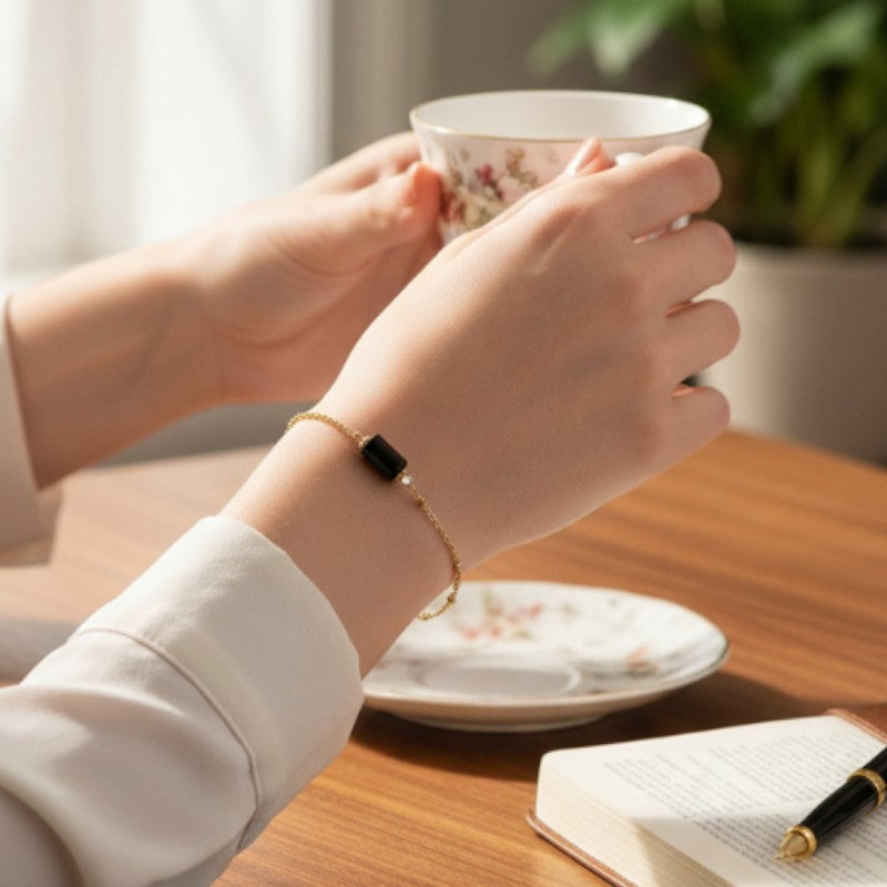 Bracelet Tourmaline noire LINE® porté au poignet avec pierre noire naturelle