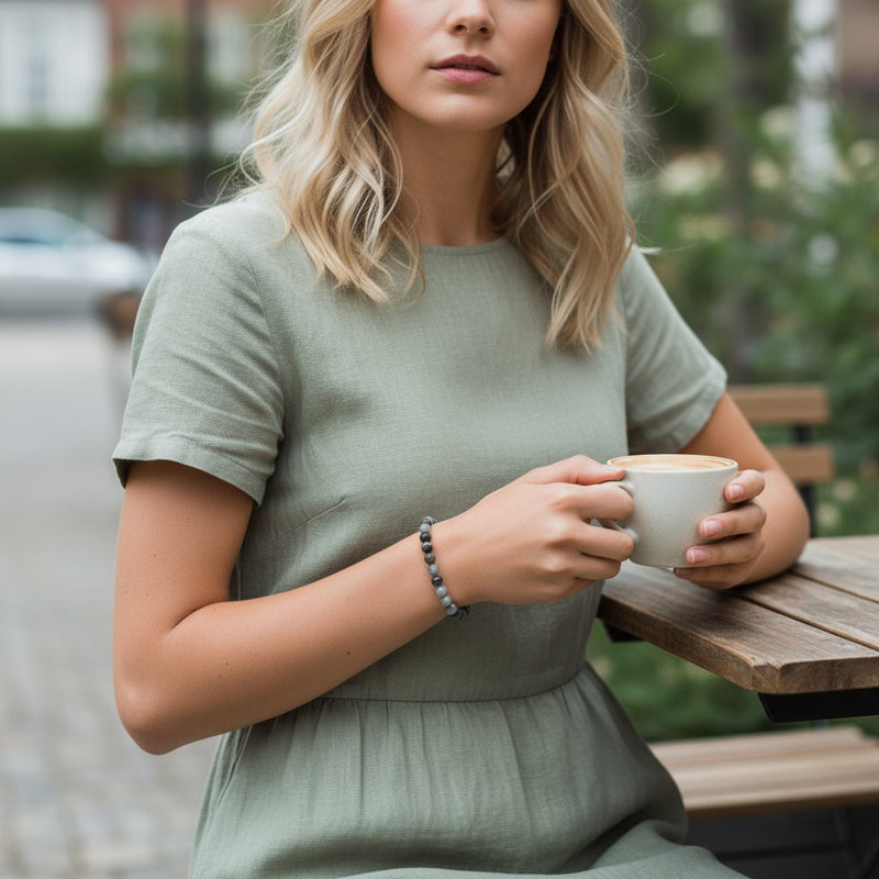 Bracelet Tourmaline œil de chat en pierre naturelle porté au poignet par une femme