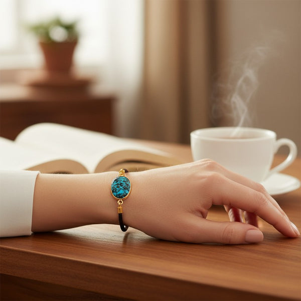 Bracelet Turquoise africaine ÉCLIPSE® porté au poignet, bijou fin avec pierre ovale facettée