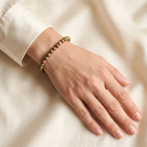 Bracelet unakite femme perles 6 mm vert et rose, bracelet fin en pierre naturelle porté au poignet
