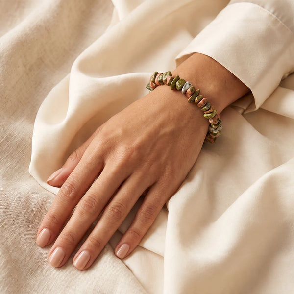 Bracelet unakite porté au poignet d'une femme, bijou naturel vert et rose
