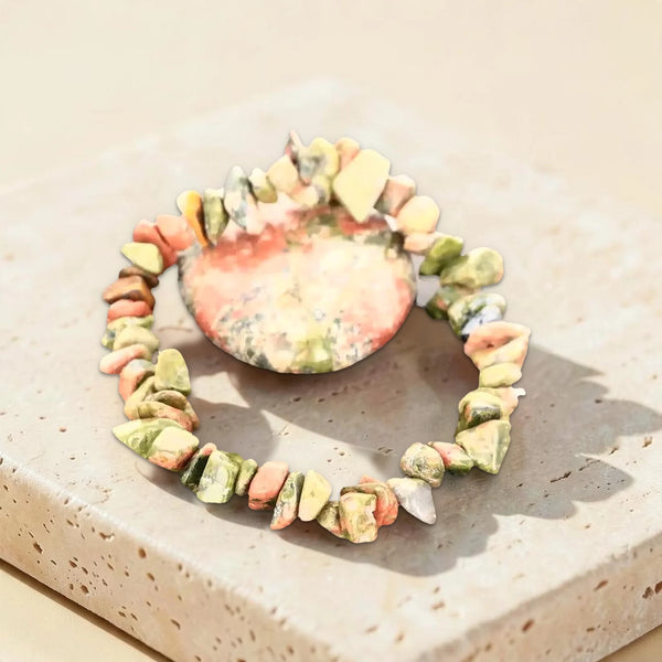 Bracelet unakite en pépites vert mousse et rose saumon, avec une pierre roulée d'unakite polie
