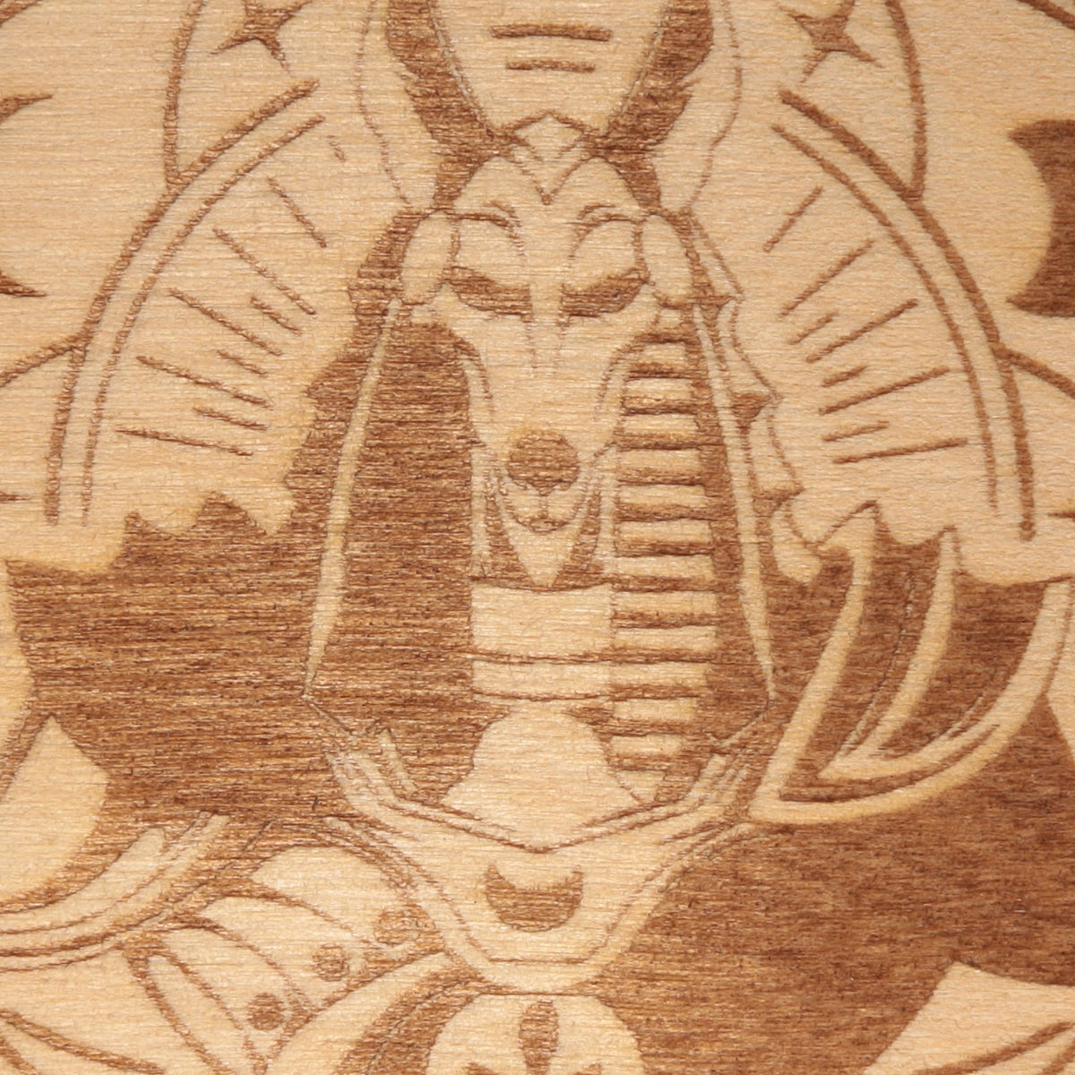 Cadran pendule égyptien : tête d'Anubis gravée au laser en gros plan