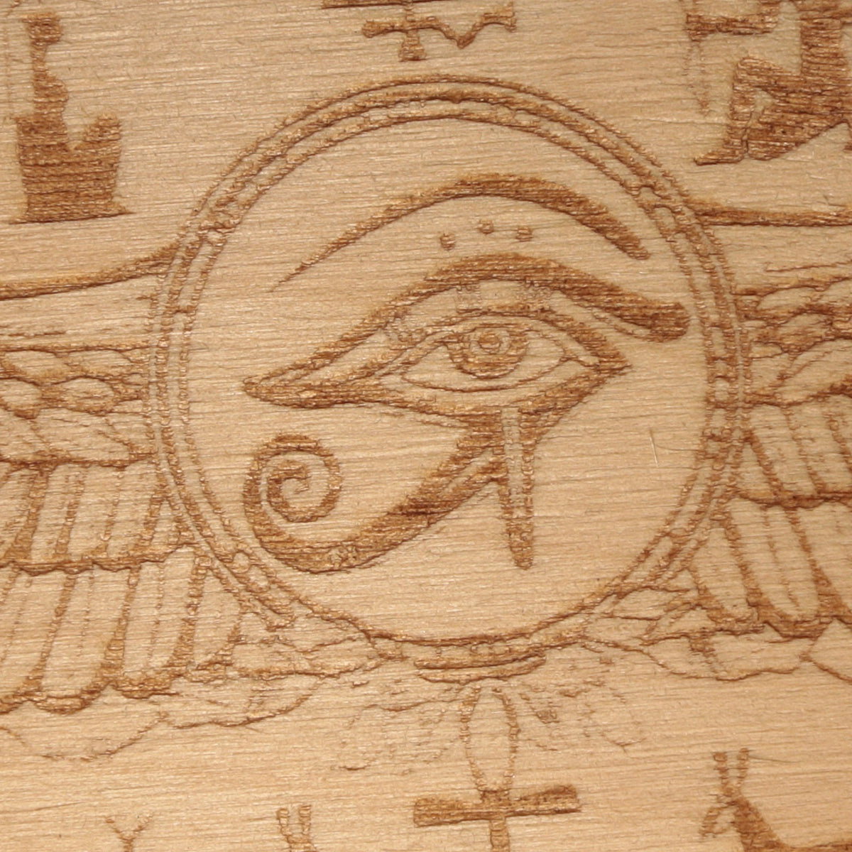 Cadran pendule Œil d'Horus : l'Oudjat gravé au laser dans son cercle ailé