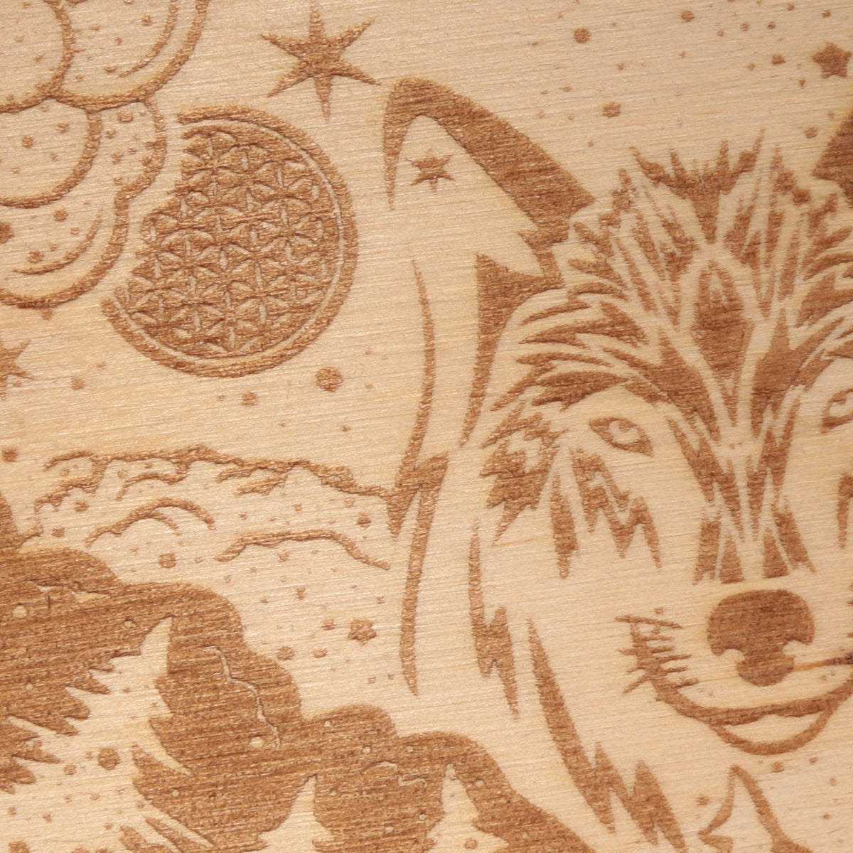 Cadran pendule tête de loup : regard du loup et lune fleur de vie gravés