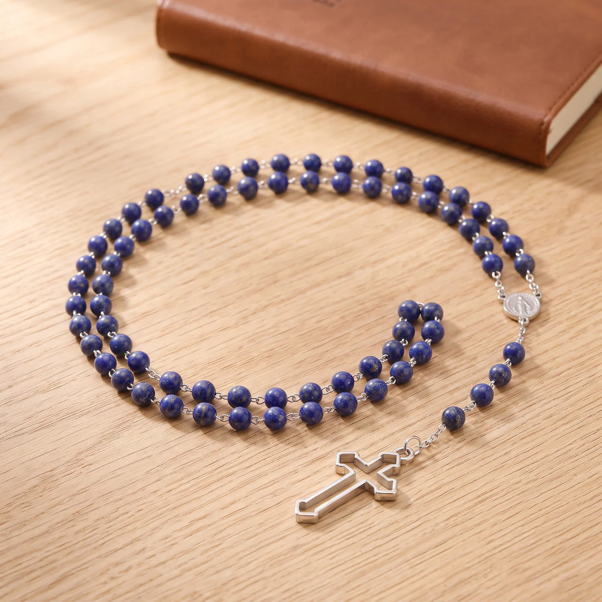 Chapelet en lapis-lazuli naturel, perles bleues de 6 mm et médaille miraculeuse