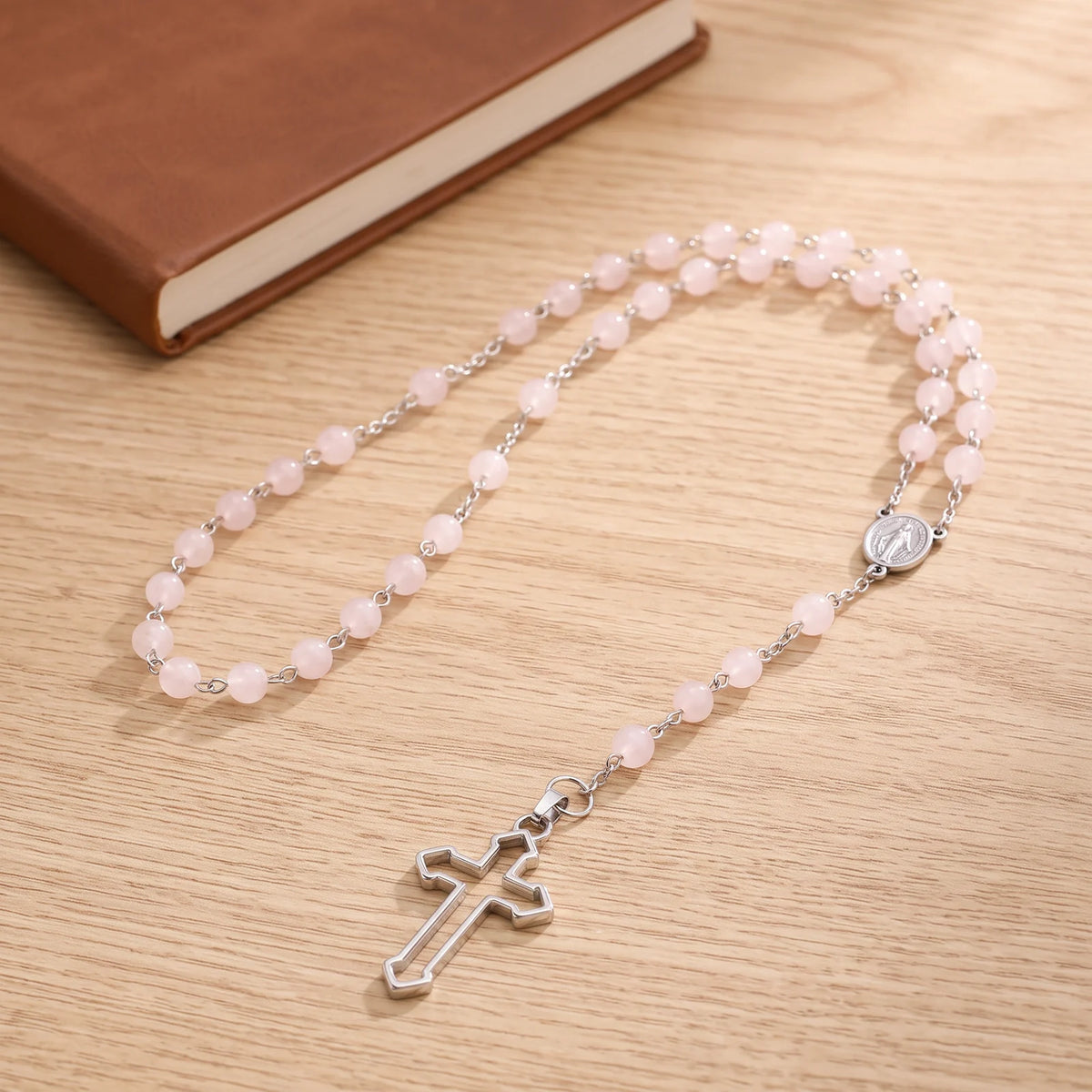 Chapelet en quartz rose naturel, perles roses de 6 mm et médaille miraculeuse