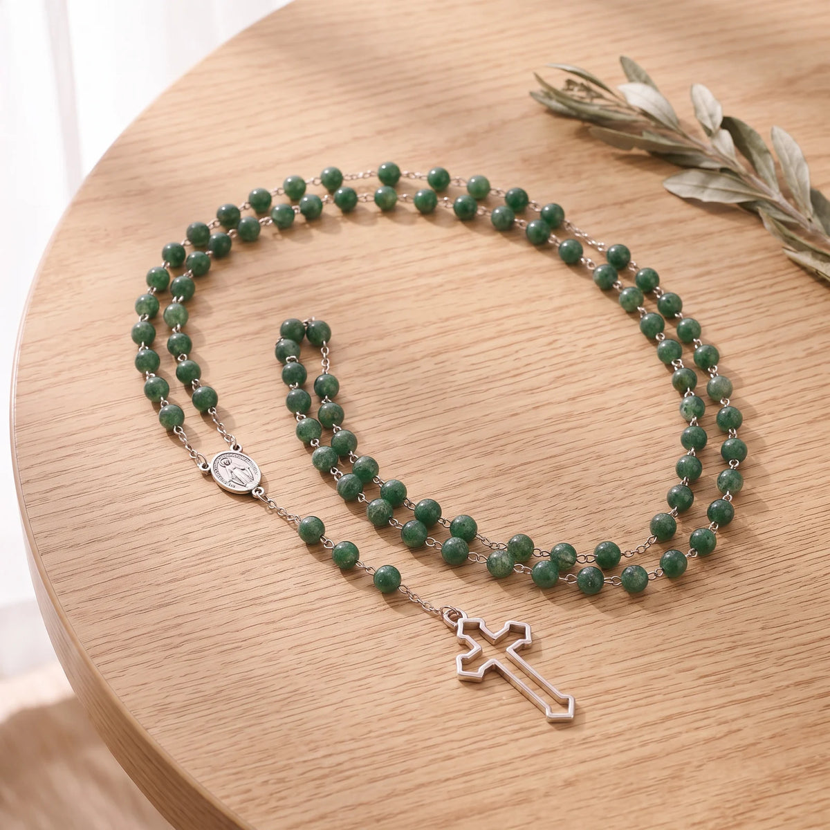 Chapelet en quartz chlorite naturel, perles vertes de 6 mm et médaille miraculeuse