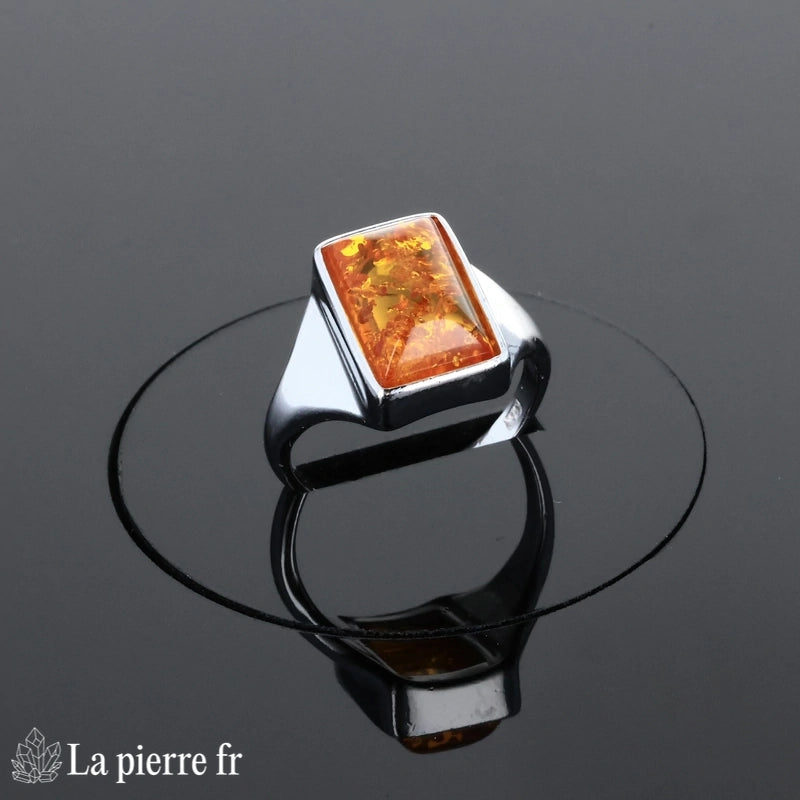 Bague classique (Signature Rectangulaire) avec ambre rectangle 8x12mm portée.