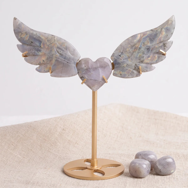 Cœur ailes d'ange en pierre labradorite sur un lin naturel avec trois pierres roulées