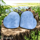 Cœur en Calcite Bleue taillé à la main, pierre naturelle bleue aux nuances apaisantes, idéale pour la méditation et la lithothérapie.