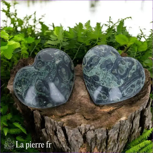 Cœur en Jaspe Mabamba, un coeur en  pierre naturelle verte avec inclusions, bienfaits en lithothérapie et décoration apaisante.