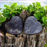 Cœur en Lépidolite taillé à la main, pierre naturelle violette avec des nuances de lavande, idéale pour la méditation et la lithothérapie.