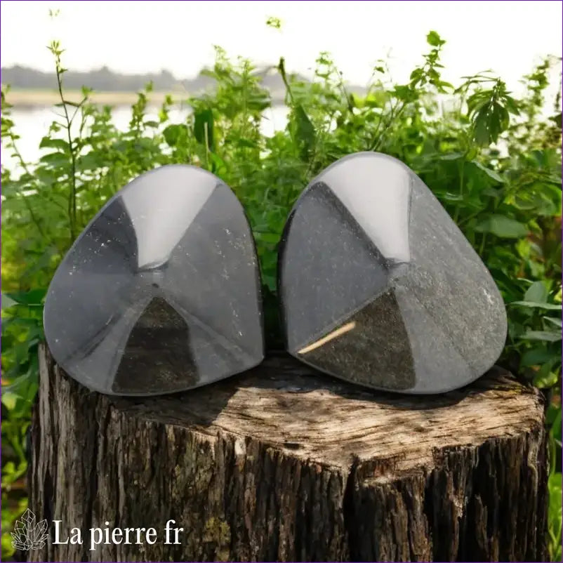 Cœur en Obsidienne Dorée taillée à la main, pierre naturelle noire avec des reflets dorés, idéale pour la méditation et la lithothérapie.