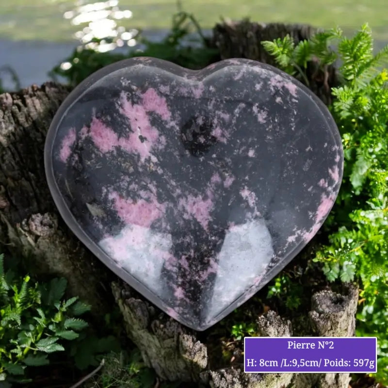 Détail du cœur en Rhodonite, pierre naturelle pour méditation et décoration