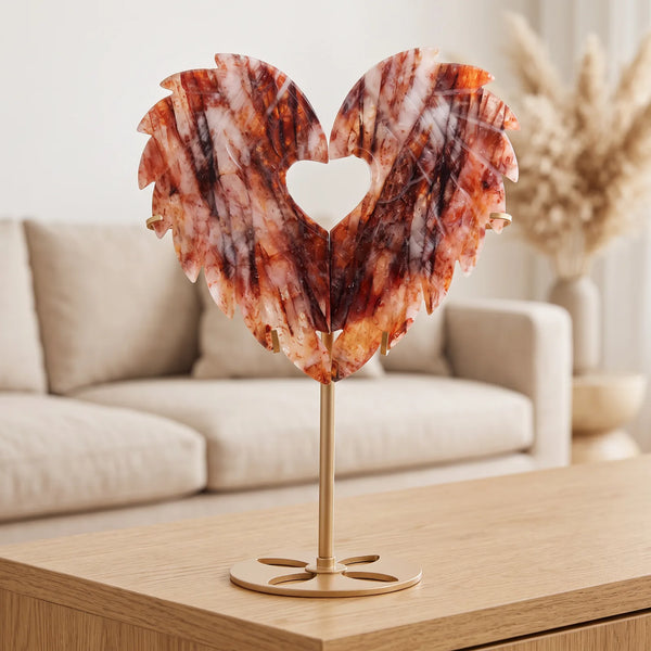 Cœur rouge et orange en quartz ferrugineux sur socle doré dans un salon lumineux