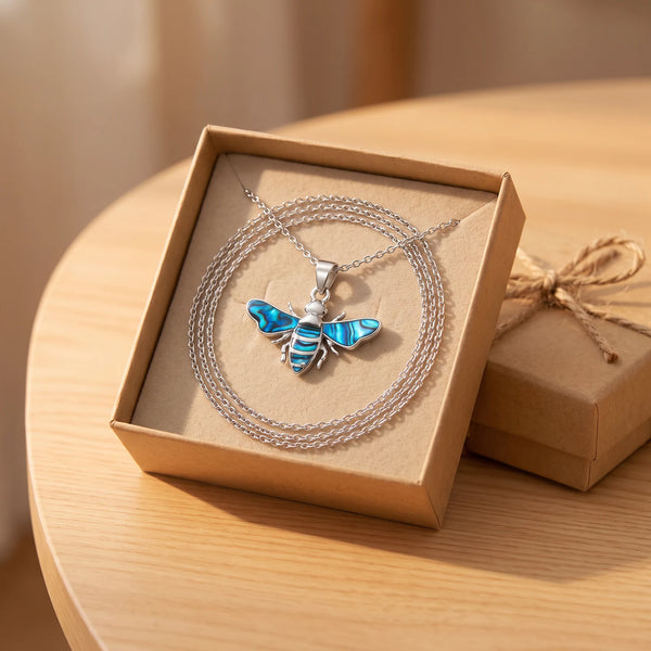 Collier abeille femme en nacre dans une boîte cadeau kraft, idée cadeau