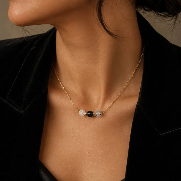 Collier acier inoxydable doré femme en cristal de roche, quartz à tourmaline et onyx porté, chaîne fine dorée