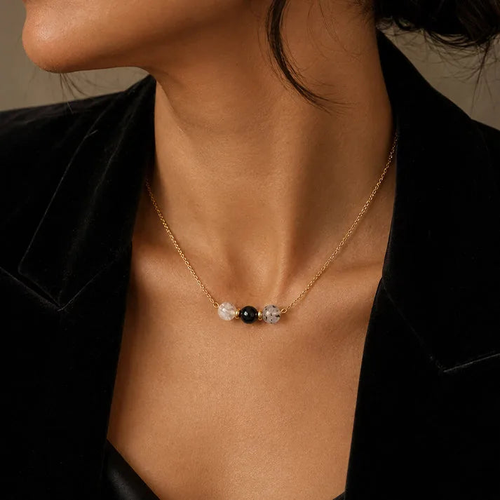 Collier acier inoxydable doré femme en cristal de roche, quartz à tourmaline et onyx porté, chaîne fine dorée