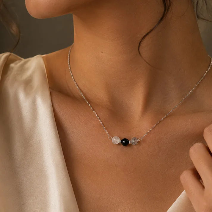 Collier acier inoxydable femme en cristal de roche, quartz à tourmaline et onyx porté, chaîne fine argentée