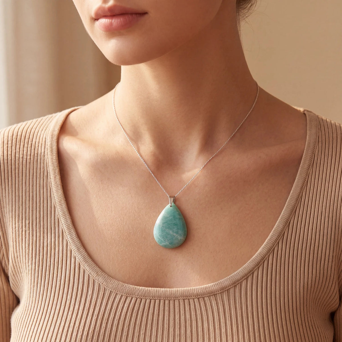 Collier pierre amazonite en goutte porté par une femme, pendentif plat bleu-vert
