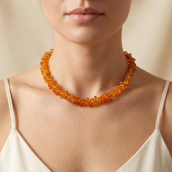 Collier ambre baroque de la Baltique porté par une femme en ras de cou