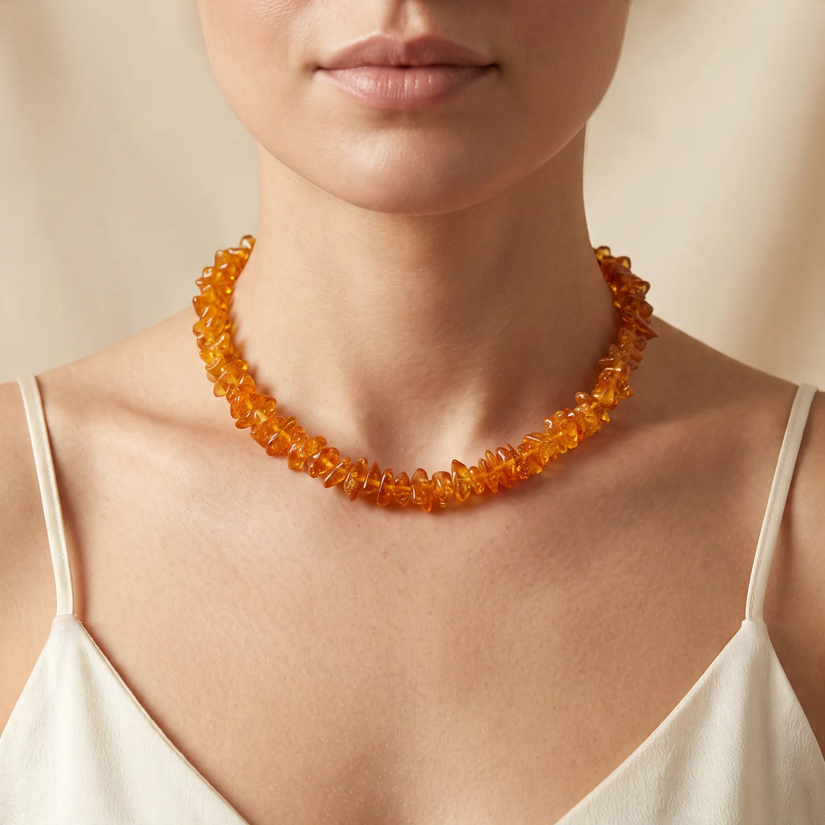 Collier ambre baroque de la Baltique porté par une femme en ras de cou