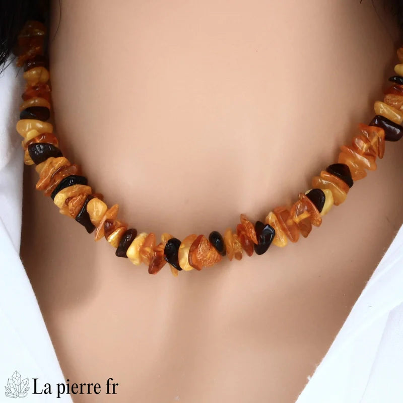 Collier en Ambre baroque multicolore porté au cou, illustrant son style naturel et sa palette de couleurs chaudes.