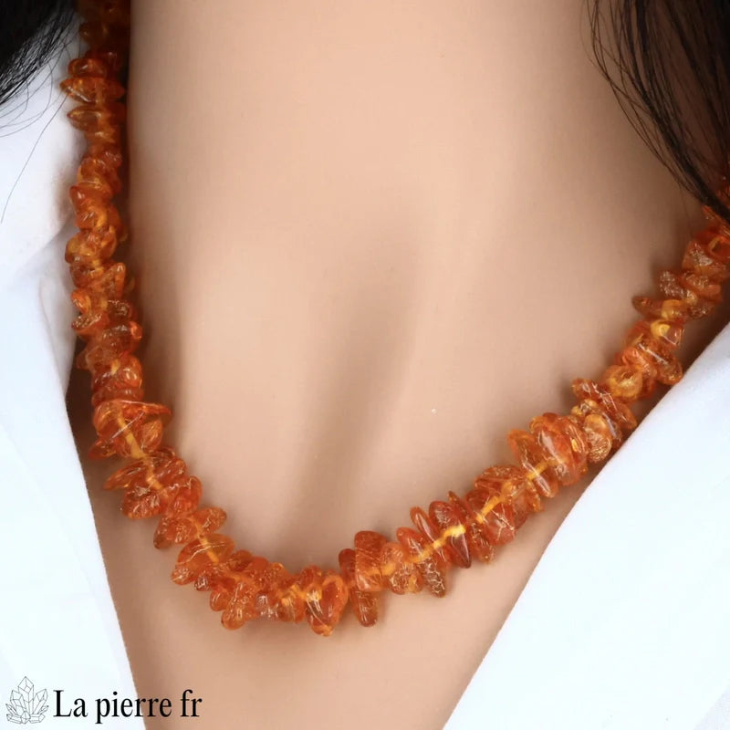 Collier en Ambre baroque de la Baltique porté au cou, montrant son style élégant et naturel.