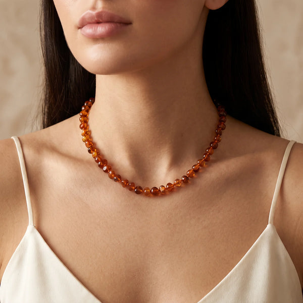 Collier ambre de la Baltique couleur miel porté au cou, idée cadeau femme