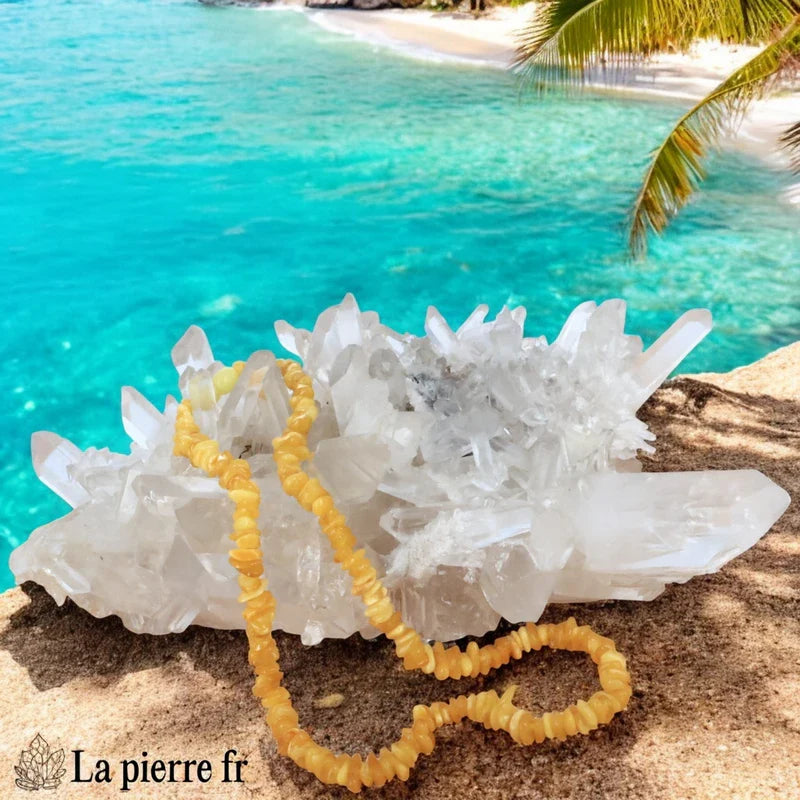 Collier ras de cou de 46 cm en Ambre de la Baltique jaune, composé de perles de forme baroque avec fermoir à vis.