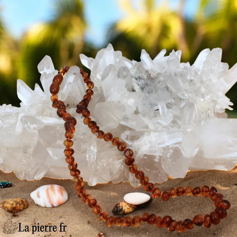 Collier ras de cou de 44cm en Ambre de la Baltique couleur miel, composé de perles roulées de forme baroque de 5-6mm.