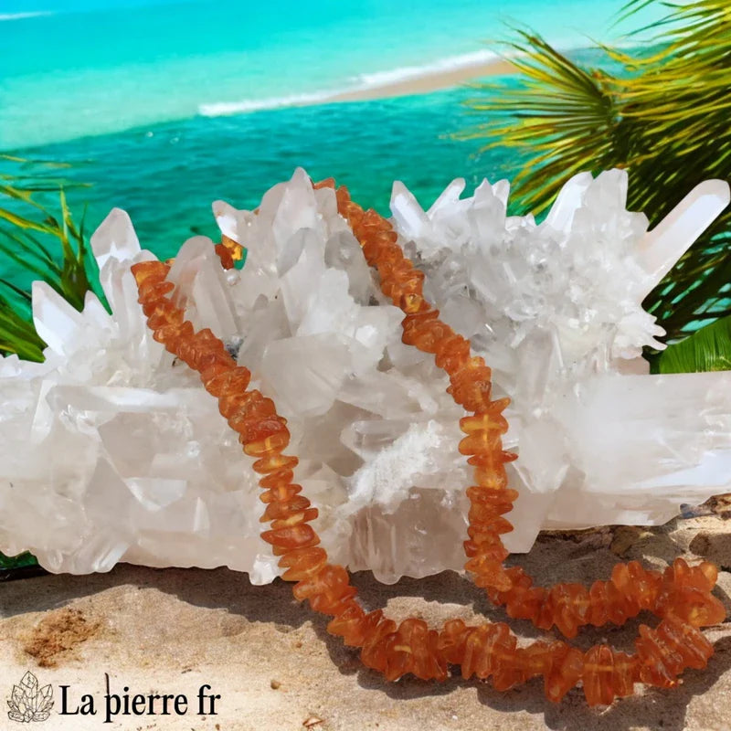 Collier ras de cou de 45 cm en Ambre de la Baltique, composé de perles de forme baroque et doté d'un fermoir à vis