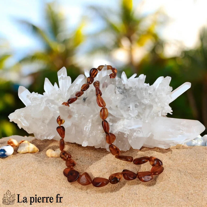Collier ras de cou en Ambre de la Baltique cognac, composé de larges perles plates de 1,5 à 2 cm de forme libre.