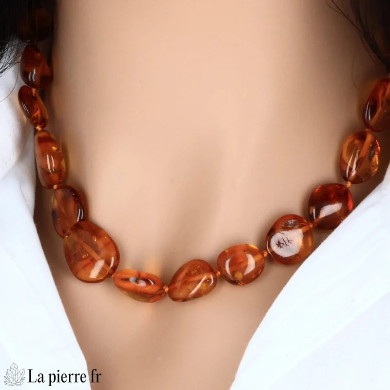 Collier en Ambre cognac porté, montrant l'effet architectural des perles en forme de galets.