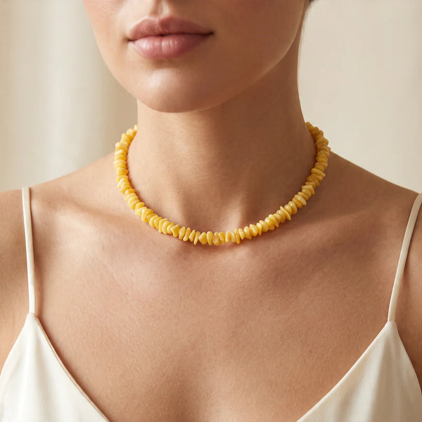 Collier ambre jaune porté en ras de cou par une femme, idée cadeau lumineuse