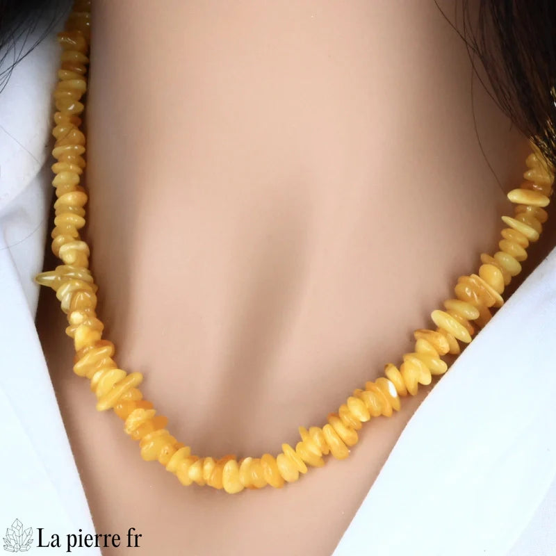 Collier en Ambre baroque jaune porté au cou, mettant en valeur sa couleur solaire et son style élégant.