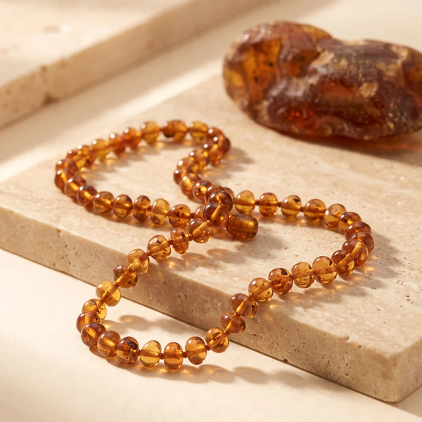 Collier ambre miel en perles roulées nouées à la main, fermoir à vis en ambre