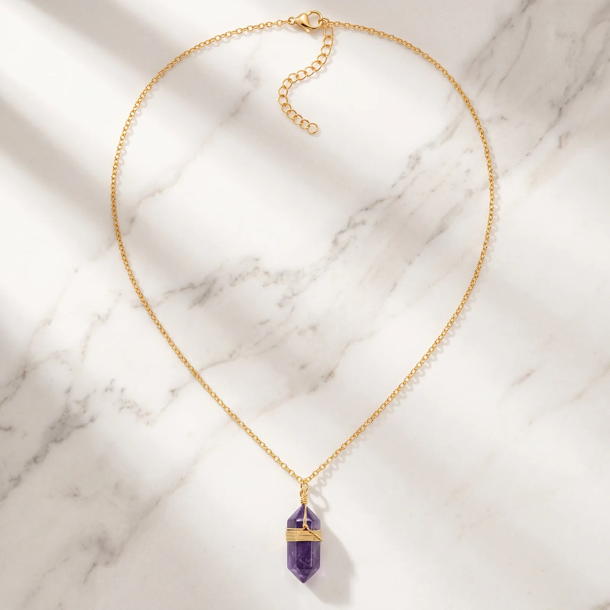 Collier améthyste femme sur chaîne dorée en acier inoxydable réglable de 38 à 43 cm