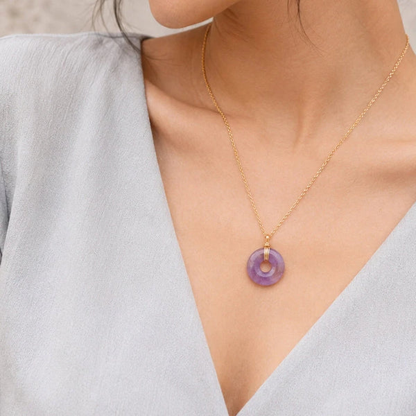 Collier améthyste femme porté, idée cadeau en pierre violette
