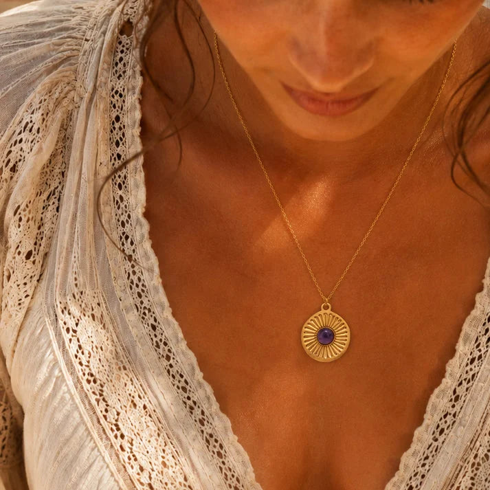 Collier améthyste SOLAYA® porté par une femme, médaille soleil sur chaîne fine