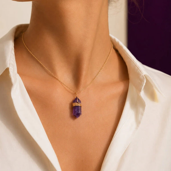 Collier améthyste femme porté sur chemise blanche, pendentif pointe violette