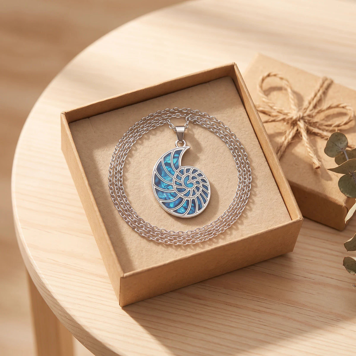 Collier ammonite femme en nacre dans une boîte cadeau kraft, idée cadeau