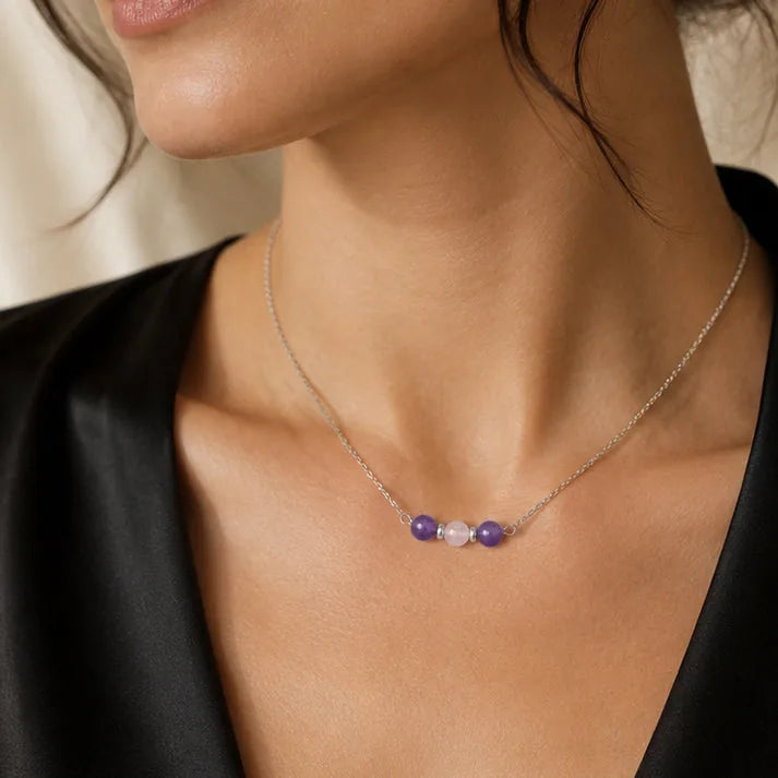 Collier argenté femme en améthyste et quartz rose porté, chaîne fine argentée