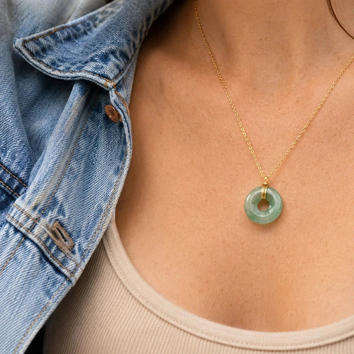 Collier aventurine femme porté, pendentif porte-bonheur vert et or