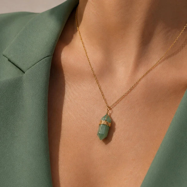 Collier aventurine verte porté avec une veste verte, pendentif pointe dorée